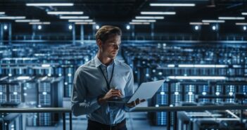 SIMCom: 5G-Module für die intelligente Fabrik (Foto: Adobe Stock - Gorodenkoff)