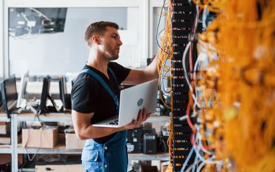 Beckhoffs EtherCAT ermöglicht eine schnelle Kommunikation durch vollduplex Übertragung und minimalem Overhead. (Foto: AdobeStock - standret 302670228)