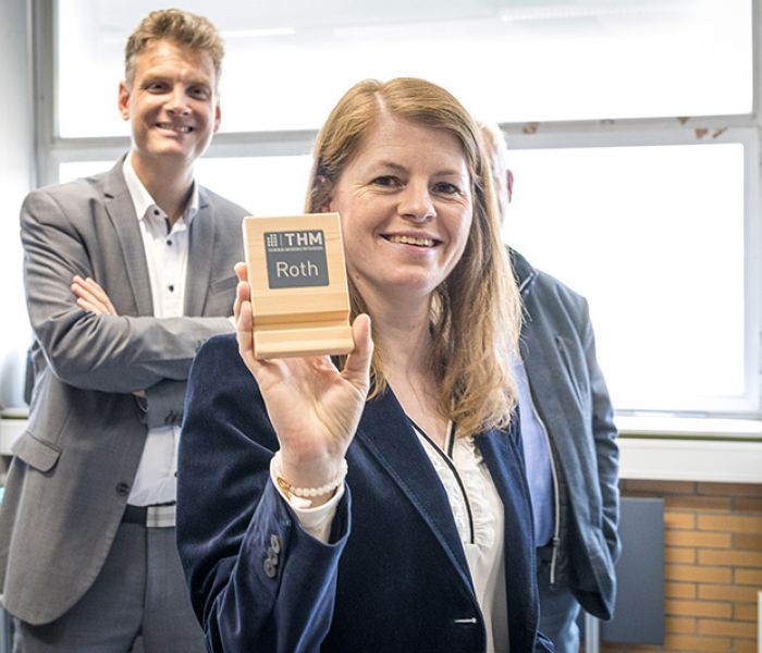 Autonome Technologie im Einsatz: Dr. Anne-Kathrin Roth, Vertreterin der Stiftungsunternehmen, überreicht die komplett selbstgefertigte Handyhalterung der Demonstration. (Foto: Technische Hochschule Mittelhessen)