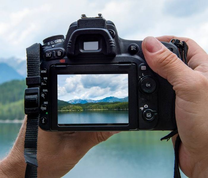 Digitalkameras erfassen Momente und Kreativität in hoher Qualität und Detailtreue. (Foto: AdobeStock - Elles Rijsdijk 282935329)