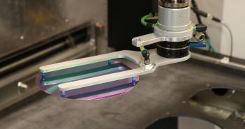 Innovative Lösung ermöglicht automatisierte Be- und Entladung von (Foto: AZUR SPACE)