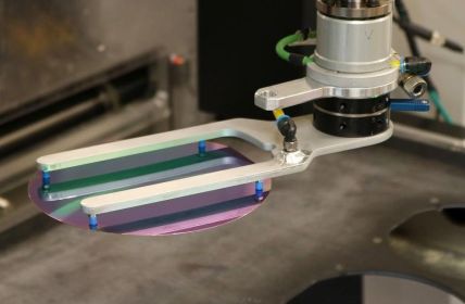 Innovative Lösung ermöglicht automatisierte Be- und Entladung von (Foto: AZUR SPACE)