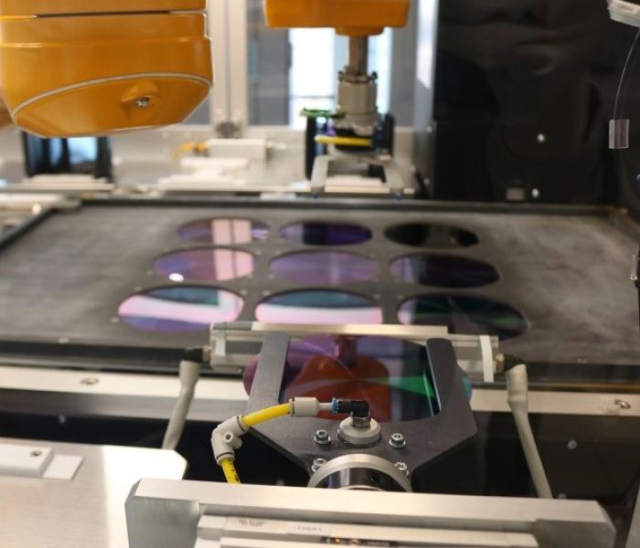 Für das Drehen beidseitig zu beschichtender Solarzellen (Foto: AZUR SPACE Solar Power)