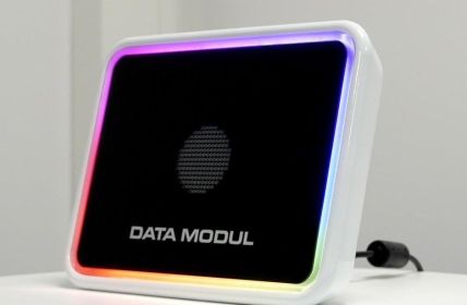 Präzise Laser-Cuts ermöglichen komplexe, individuelle Formen und schlanke Glas-Displays DATA MODUL integriert Lautsprecher und Mikrofone nahtlos hinter (Foto: DATA MODUL)