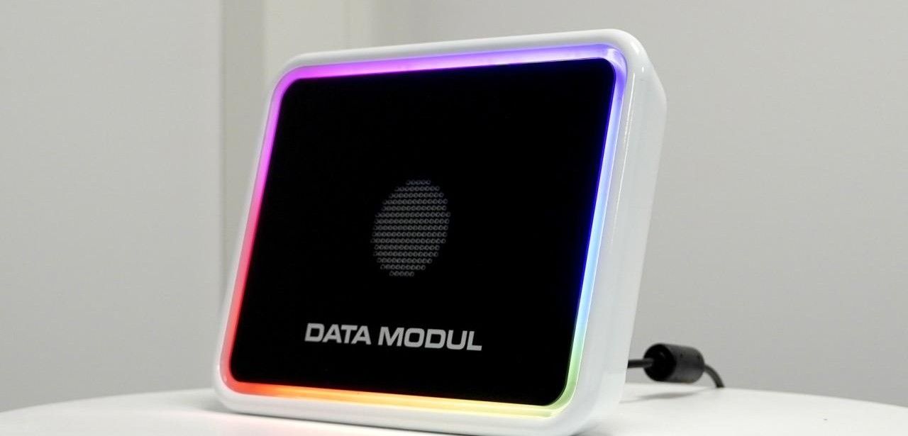 Präzise Laser-Cuts ermöglichen komplexe, individuelle Formen und schlanke Glas-Displays DATA MODUL integriert Lautsprecher und Mikrofone nahtlos hinter (Foto: DATA MODUL)