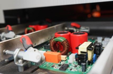 Vier Jahrzehnte Erfahrung: KNESTEL entwickelt Systeme bis 100 (Foto: KNESTEL Technologie & Elektronik GmbH)