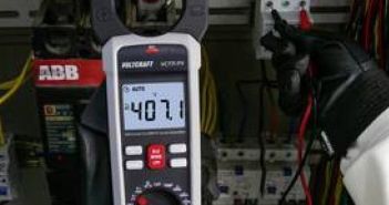 Voltcraft VC-771 PV Stromzange liefert präzise Messergebnisse rauen (Foto: Conrad Electronic)