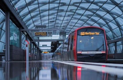 Isolierender Brüstungskanal 93 meistert Tunnelbeleuchtung mit integrierter LED-Technik (Foto: Unex Kabelsysteme und -elemente GmbH)